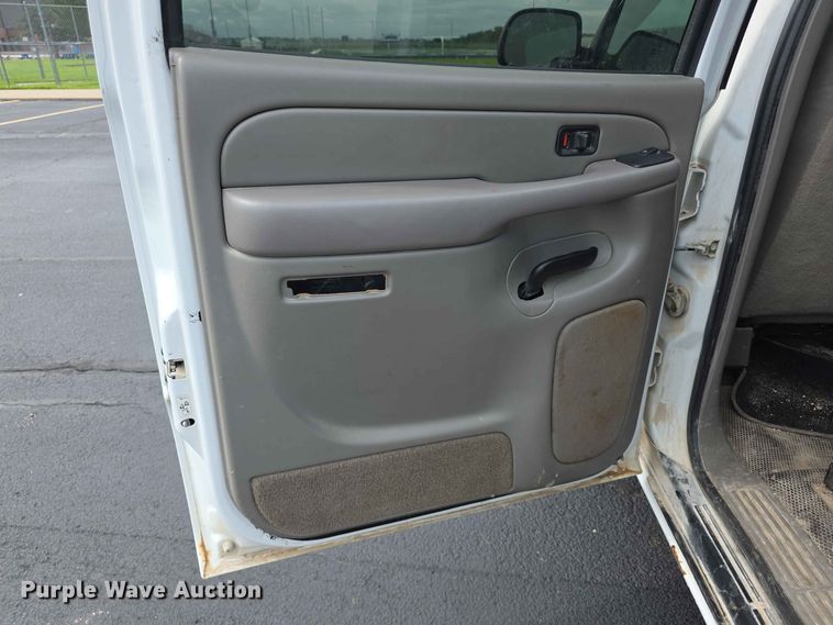 image for item FH6203 2004 Chevrolet Suburban 1500 SUV