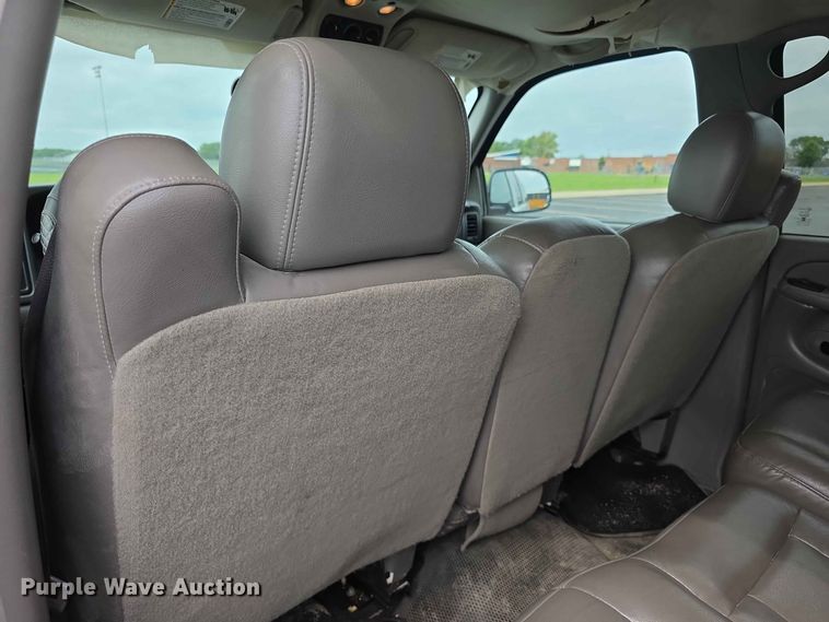 image for item FH6203 2004 Chevrolet Suburban 1500 SUV