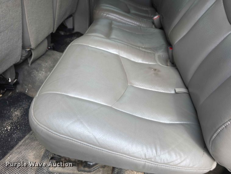image for item FH6203 2004 Chevrolet Suburban 1500 SUV