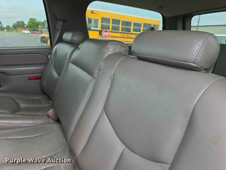 image for item FH6203 2004 Chevrolet Suburban 1500 SUV
