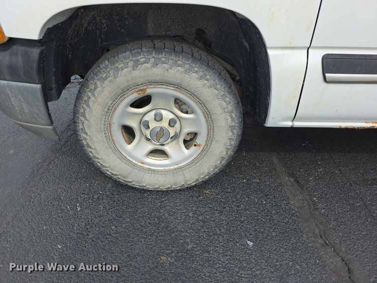 image for item FH6203 2004 Chevrolet Suburban 1500 SUV
