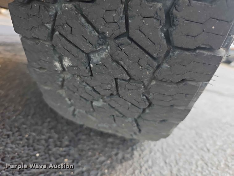 image for item FH6203 2004 Chevrolet Suburban 1500 SUV