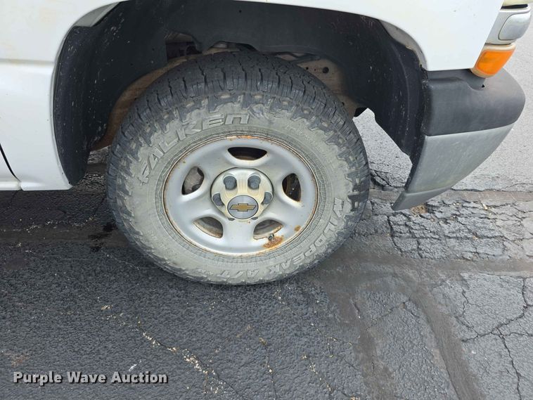 image for item FH6203 2004 Chevrolet Suburban 1500 SUV