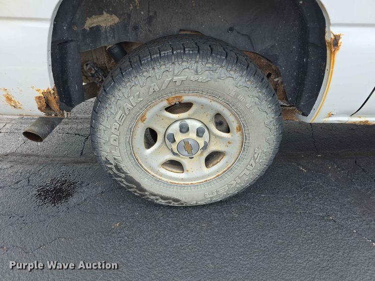 image for item FH6203 2004 Chevrolet Suburban 1500 SUV