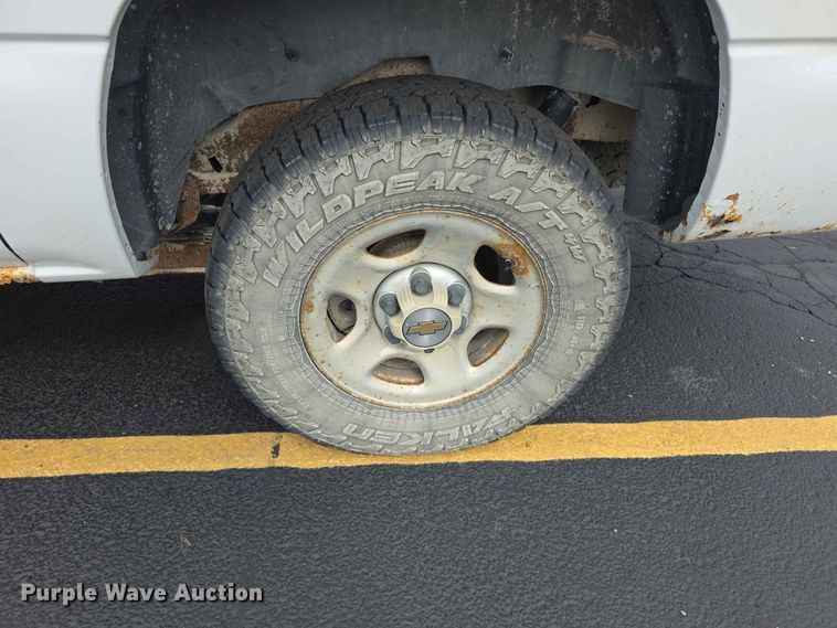 image for item FH6203 2004 Chevrolet Suburban 1500 SUV