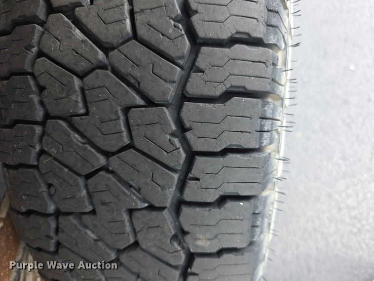 image for item FH6203 2004 Chevrolet Suburban 1500 SUV