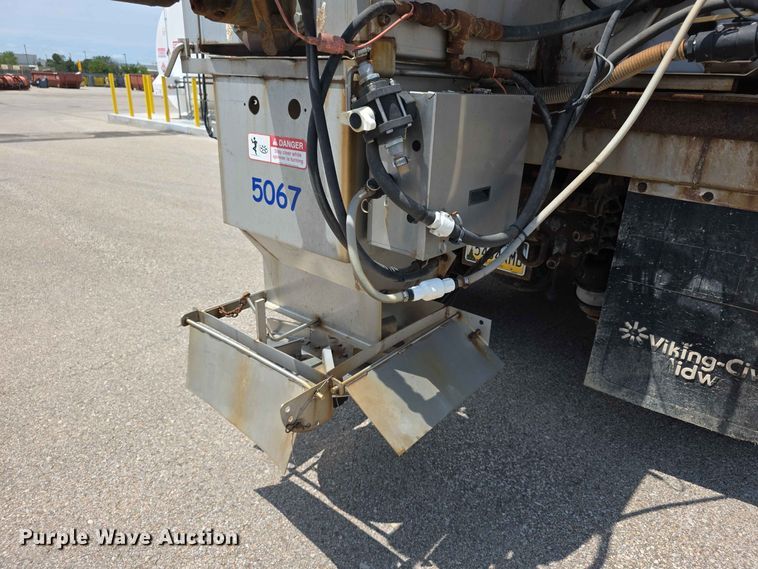 image for item FH6204 2011 Freightliner  M2 Business Class dump truck