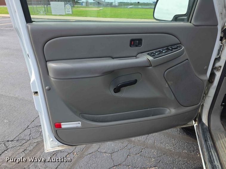 image for item FH6206 2006 Chevrolet Suburban 1500 SUV