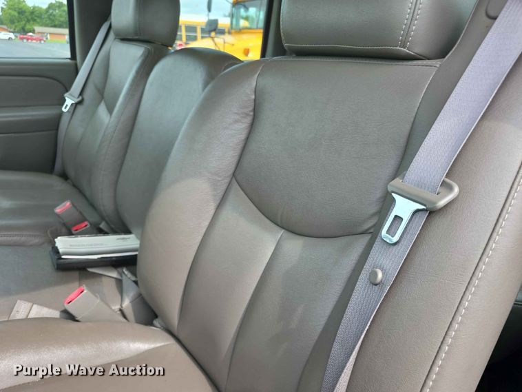 image for item FH6206 2006 Chevrolet Suburban 1500 SUV