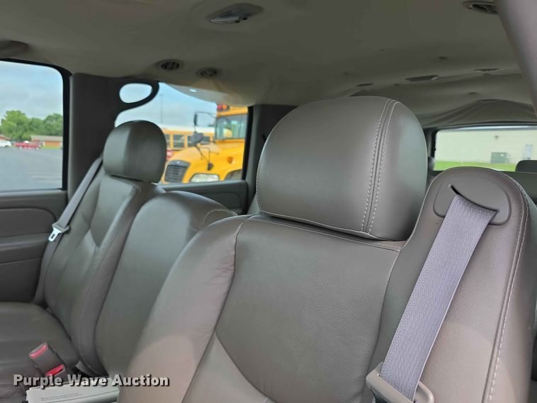 image for item FH6206 2006 Chevrolet Suburban 1500 SUV
