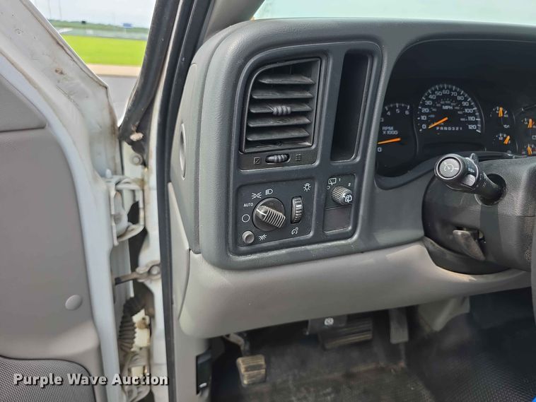 image for item FH6206 2006 Chevrolet Suburban 1500 SUV