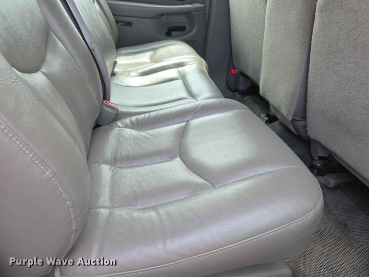 image for item FH6206 2006 Chevrolet Suburban 1500 SUV