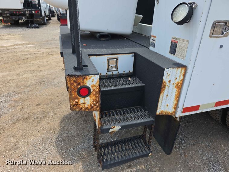 image for item FI0988 2009 Ford F550 Super Duty bucket truck