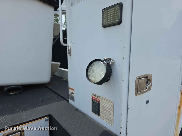 image for item FI0988 2009 Ford F550 Super Duty bucket truck