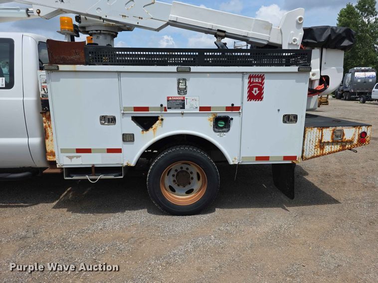 image for item FI0988 2009 Ford F550 Super Duty bucket truck