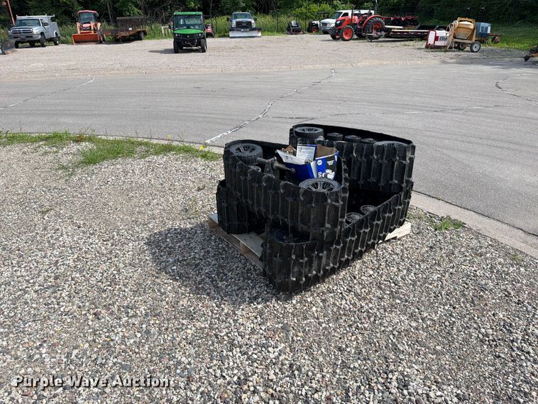 image for item FK0272 2022 John Deere XUV 835R  utility vehicle