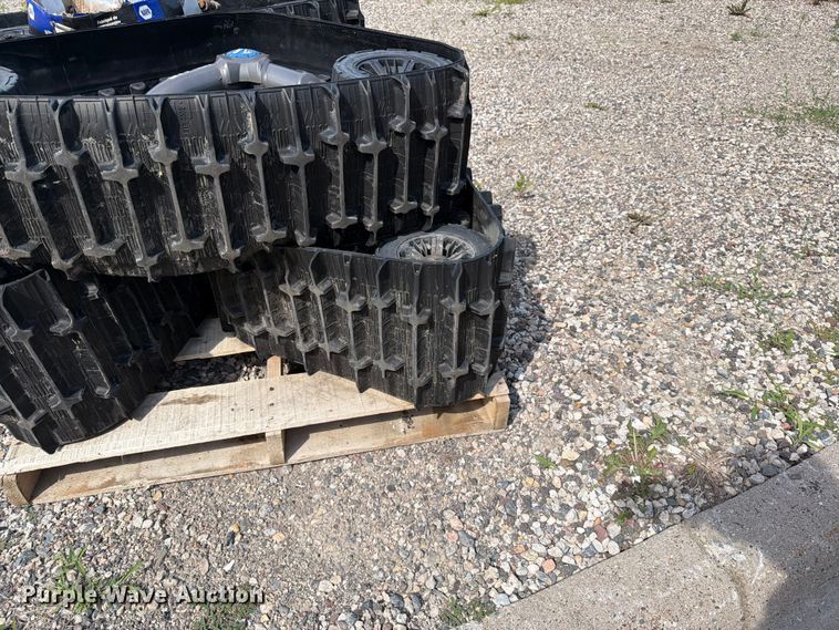 image for item FK0272 2022 John Deere XUV 835R  utility vehicle