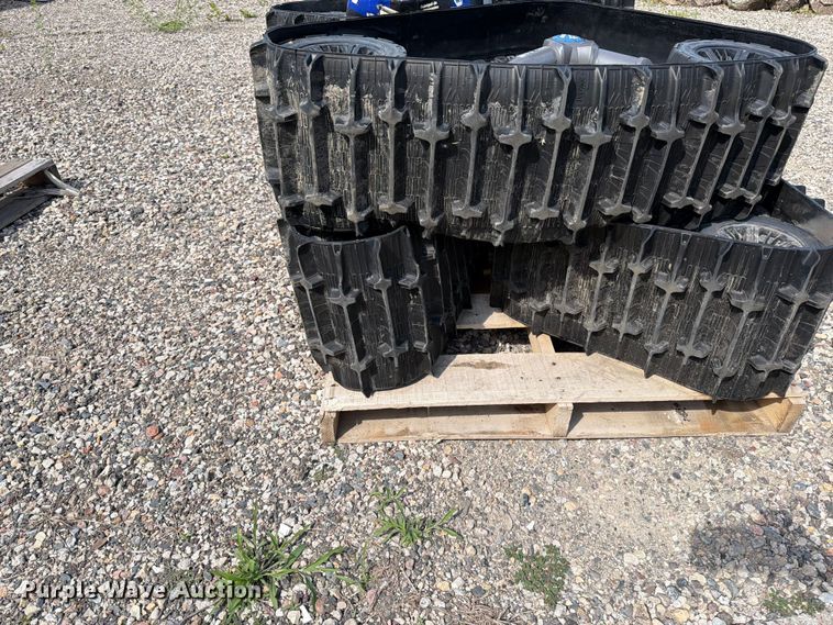 image for item FK0272 2022 John Deere XUV 835R  utility vehicle