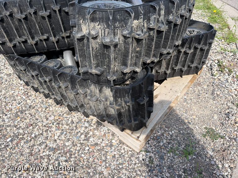 image for item FK0272 2022 John Deere XUV 835R  utility vehicle