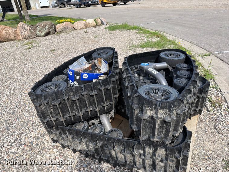 image for item FK0272 2022 John Deere XUV 835R  utility vehicle