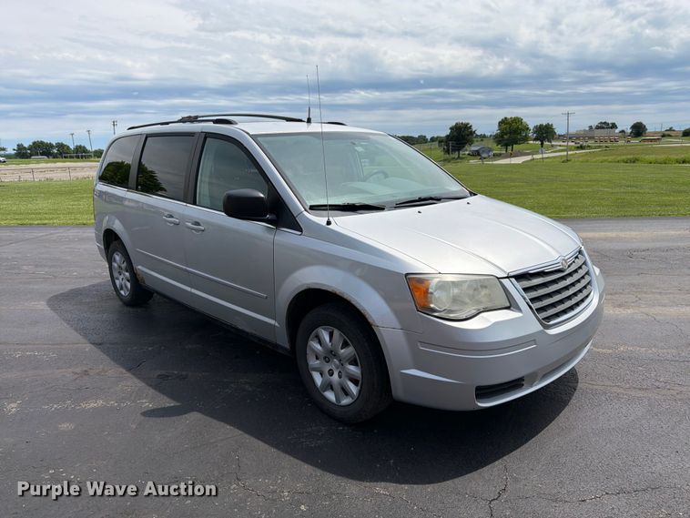 image for item FK3074 2010 Chrysler Town And Country LX van