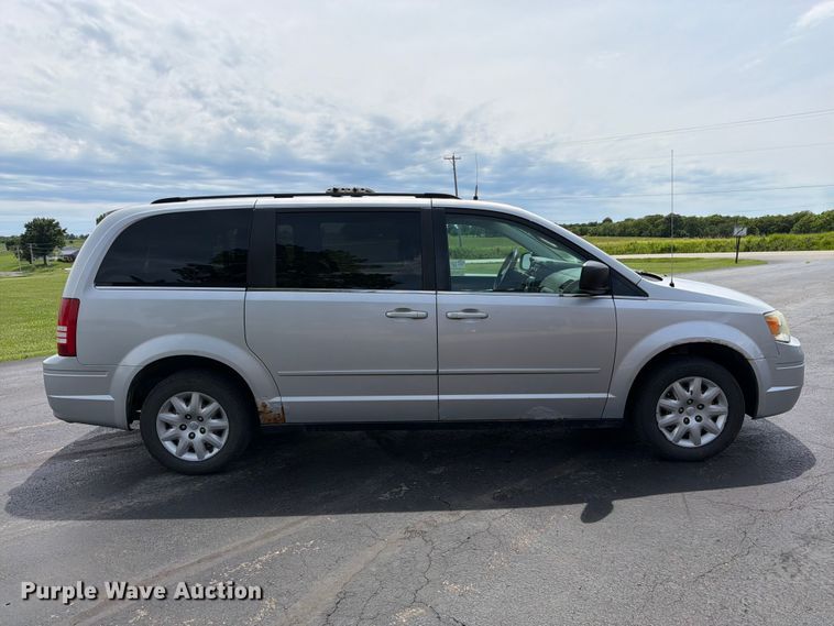 image for item FK3074 2010 Chrysler Town And Country LX van