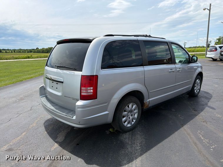 image for item FK3074 2010 Chrysler Town And Country LX van