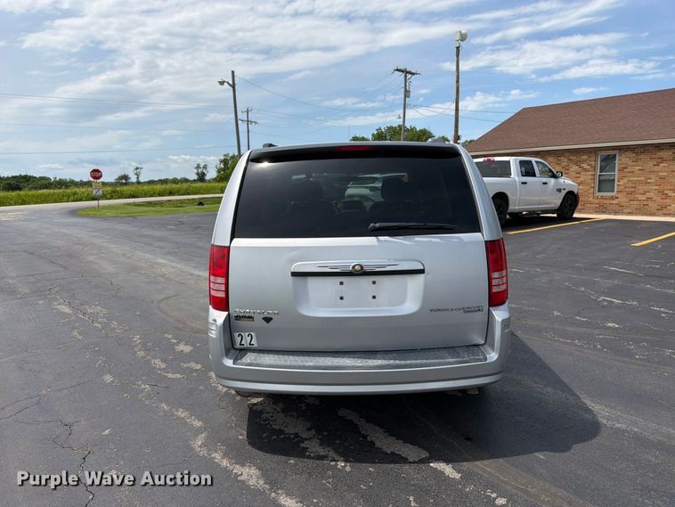 image for item FK3074 2010 Chrysler Town And Country LX van