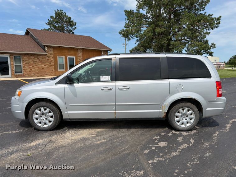 image for item FK3074 2010 Chrysler Town And Country LX van