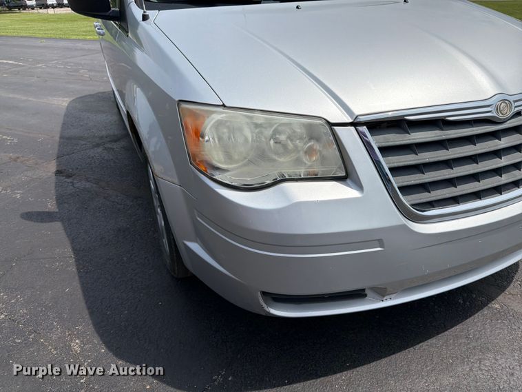 image for item FK3074 2010 Chrysler Town And Country LX van