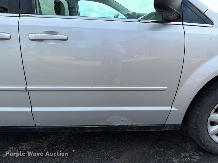 image for item FK3074 2010 Chrysler Town And Country LX van
