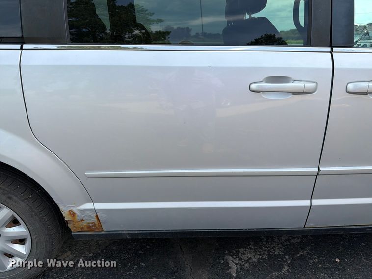 image for item FK3074 2010 Chrysler Town And Country LX van