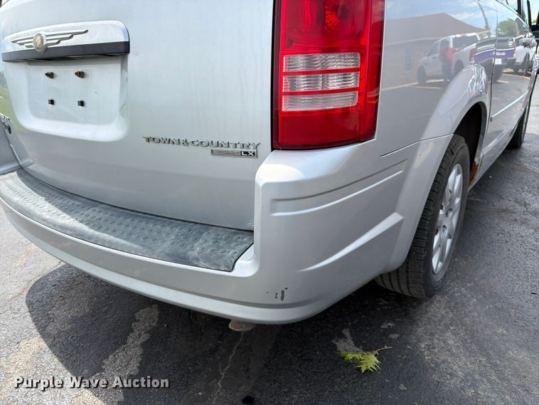 image for item FK3074 2010 Chrysler Town And Country LX van