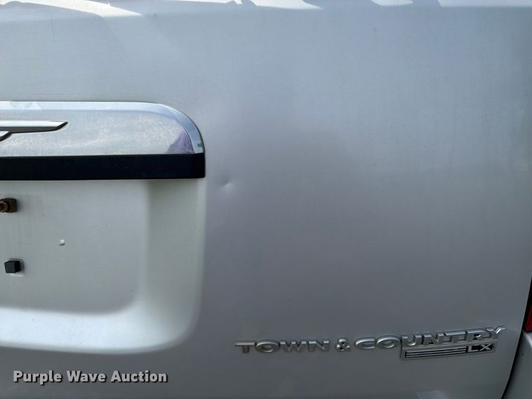 image for item FK3074 2010 Chrysler Town And Country LX van