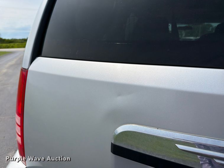 image for item FK3074 2010 Chrysler Town And Country LX van