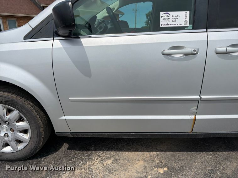 image for item FK3074 2010 Chrysler Town And Country LX van