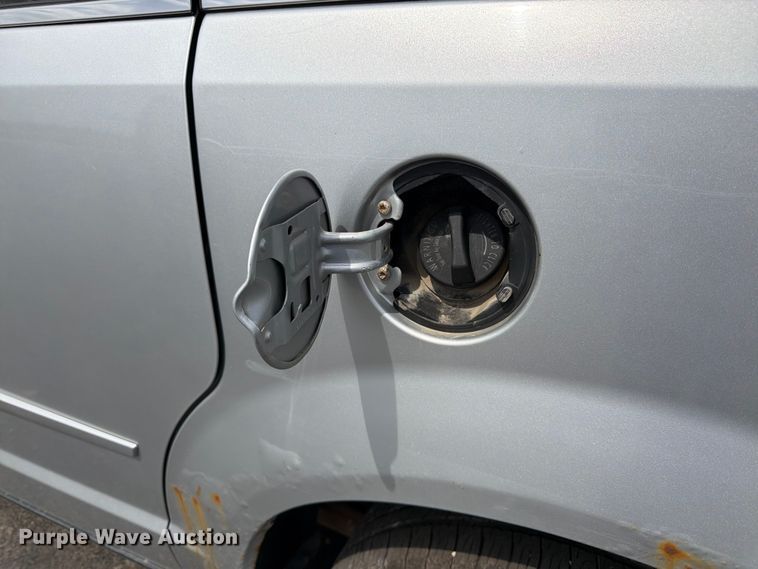 image for item FK3074 2010 Chrysler Town And Country LX van