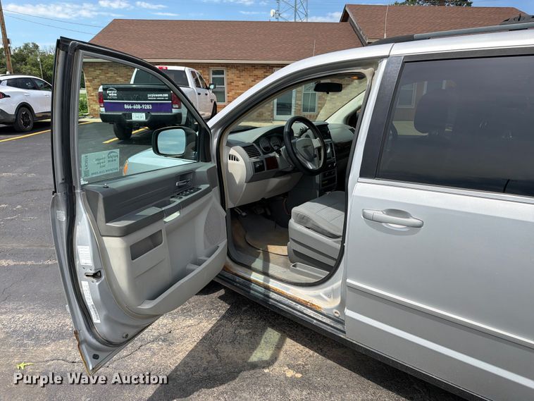 image for item FK3074 2010 Chrysler Town And Country LX van