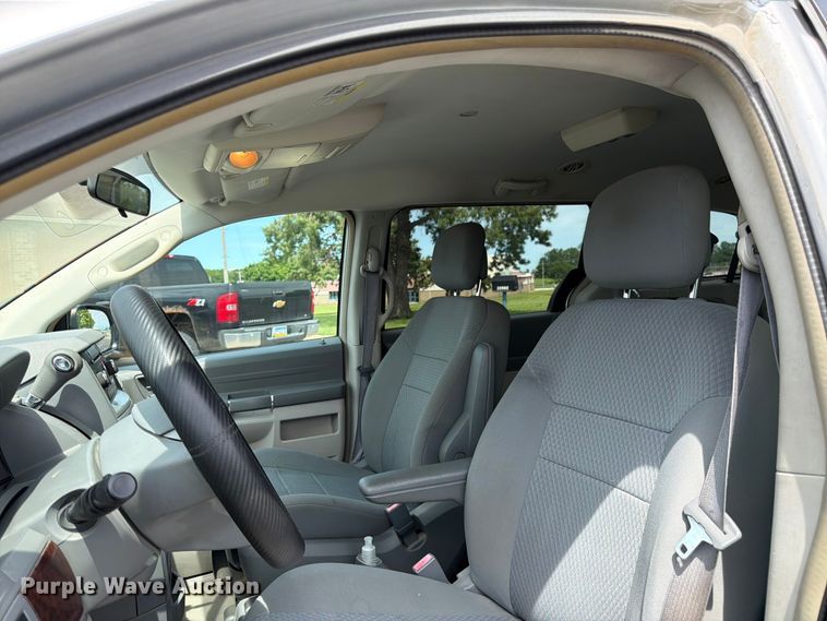 image for item FK3074 2010 Chrysler Town And Country LX van