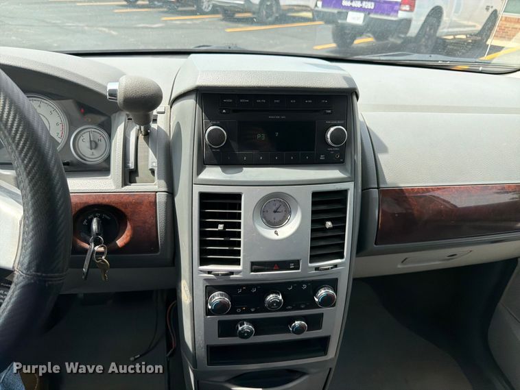 image for item FK3074 2010 Chrysler Town And Country LX van