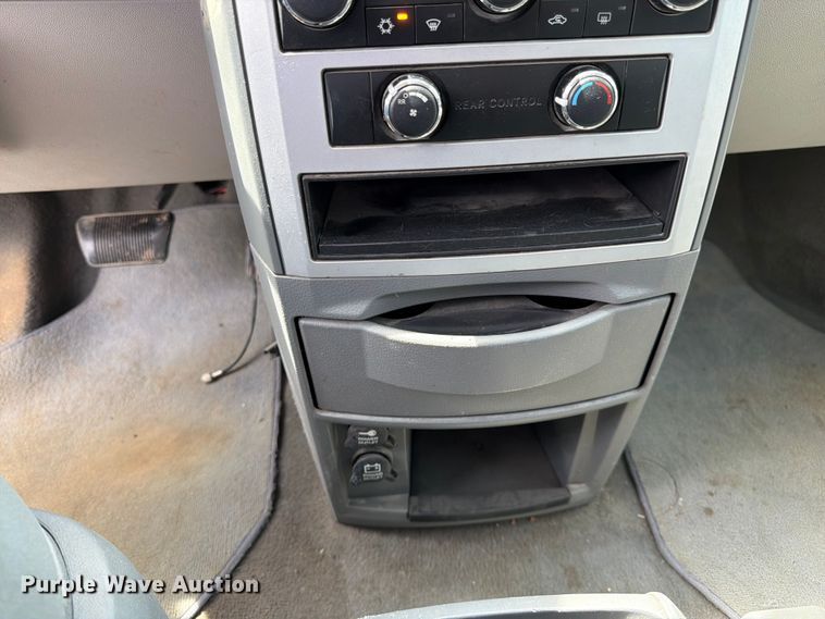 image for item FK3074 2010 Chrysler Town And Country LX van
