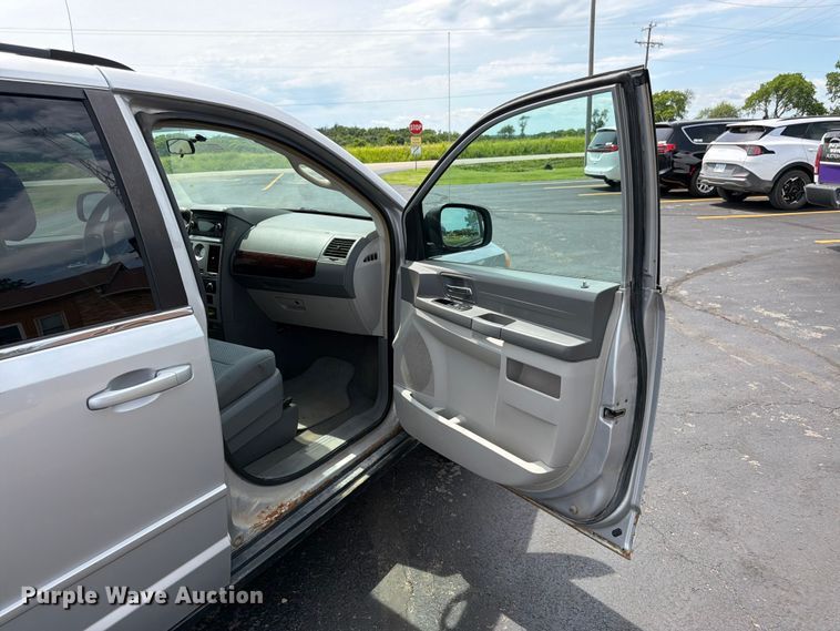 image for item FK3074 2010 Chrysler Town And Country LX van