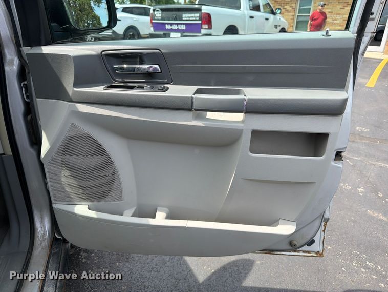image for item FK3074 2010 Chrysler Town And Country LX van