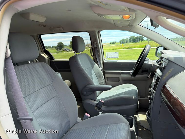 image for item FK3074 2010 Chrysler Town And Country LX van