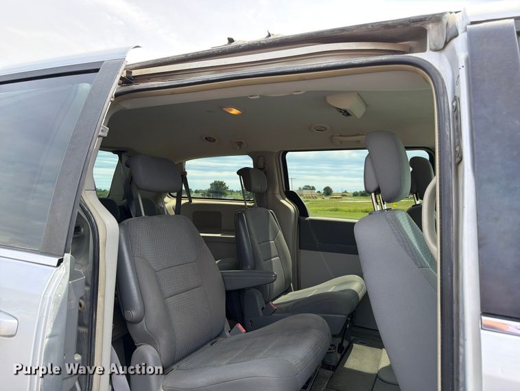 image for item FK3074 2010 Chrysler Town And Country LX van