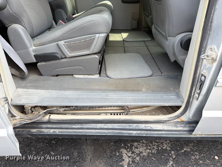image for item FK3074 2010 Chrysler Town And Country LX van