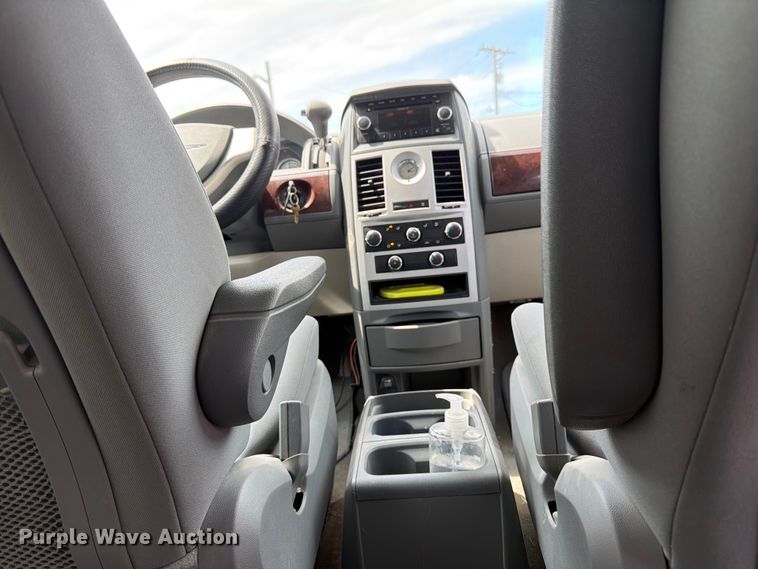 image for item FK3074 2010 Chrysler Town And Country LX van