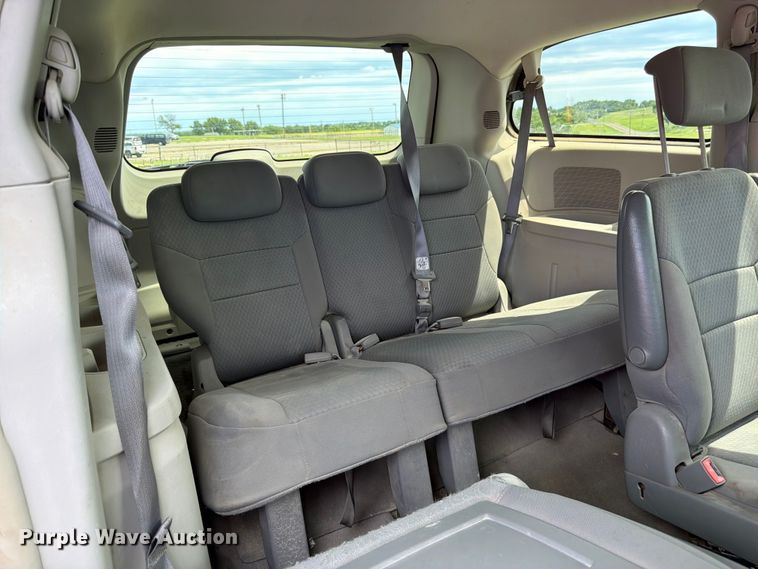 image for item FK3074 2010 Chrysler Town And Country LX van