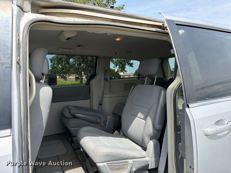 image for item FK3074 2010 Chrysler Town And Country LX van