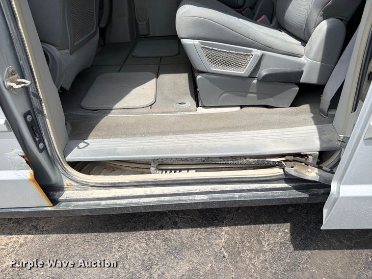 image for item FK3074 2010 Chrysler Town And Country LX van